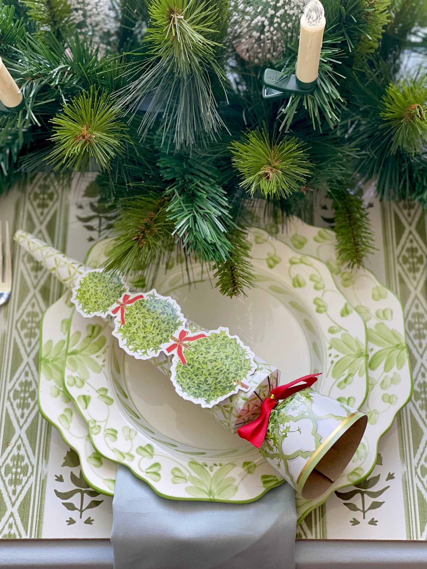 Christmas Crackers "Topiaries Green Border" Box of Eight Crackers