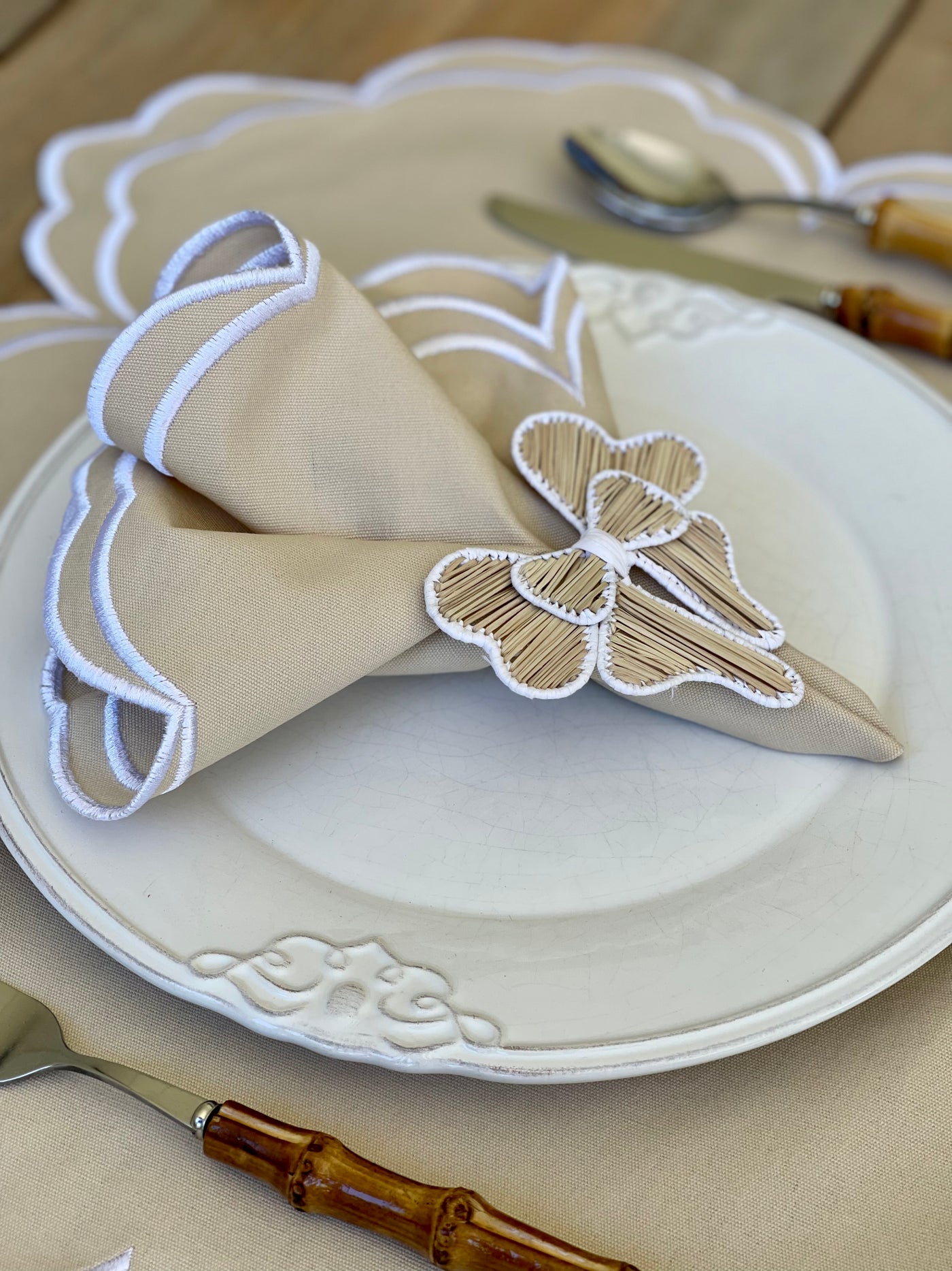 'High Tea' Placemat and Napkin Set - Ivory Scalloped